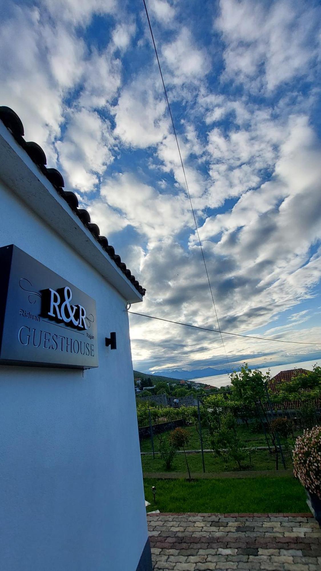 R&R Gesthouse Hotel Shiroka Bagian luar foto