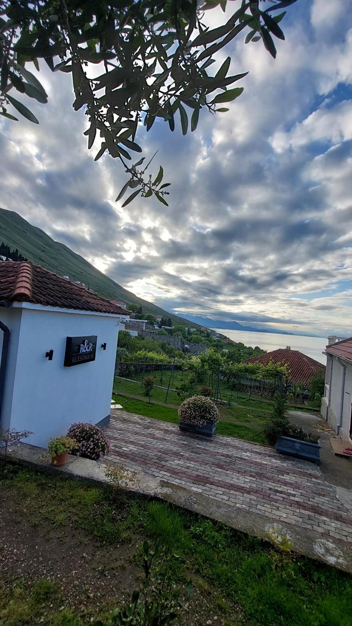 R&R Gesthouse Hotel Shiroka Bagian luar foto